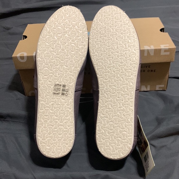 NIB Ash Gray canvas TOMS, size 8 - Picture 4 of 4
